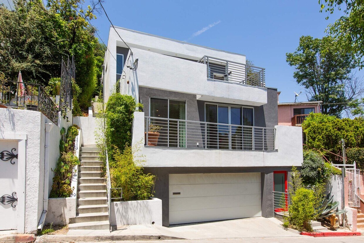 Primary Photo - 3907 De Longpre Ave