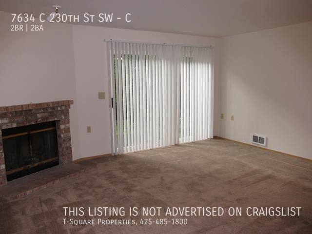 Building Photo - Townhouse unit 2 br. 1.5 bath with one car...