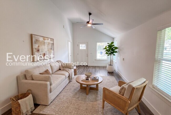 Building Photo - 4 Bed & 2 Bath House in Chattanooga / Pet-Friendly / Available Now!