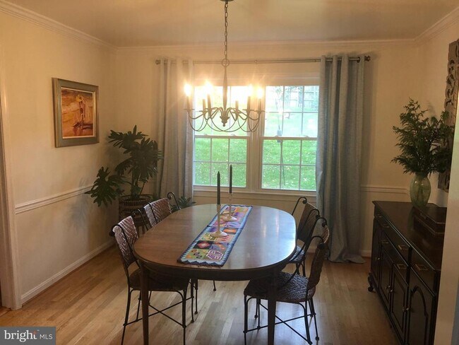 Foto del edificio - 9811 Meadow Knoll Ct