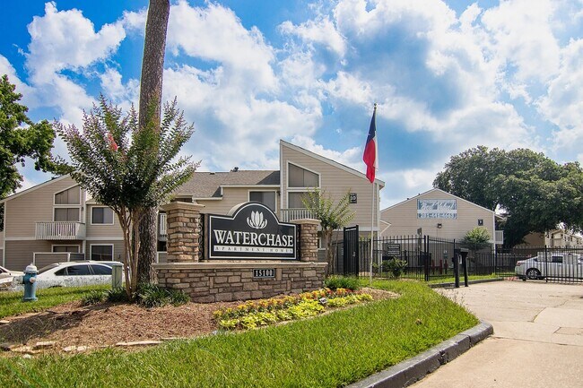 Foto del edificio - 15100 Golden Eagle Dr
