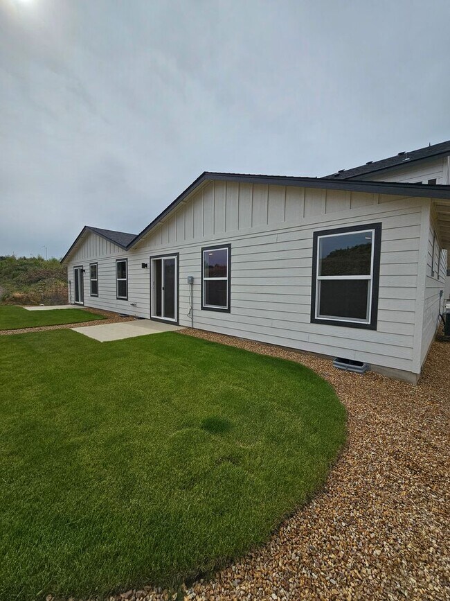 Building Photo - Brand New 3 Bed / 2.5 Bath Duplex – Available Now!