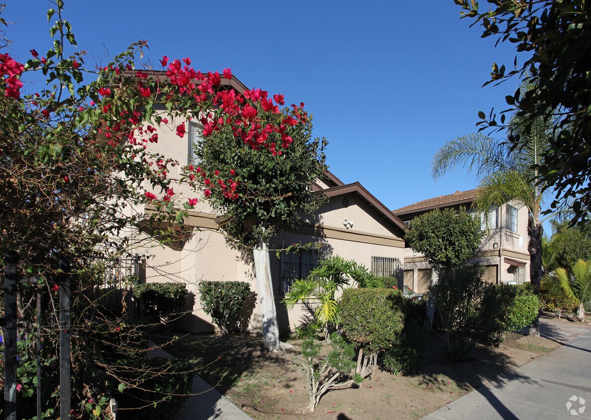 Foto del edificio - 3818-3828 Van Dyke Ave