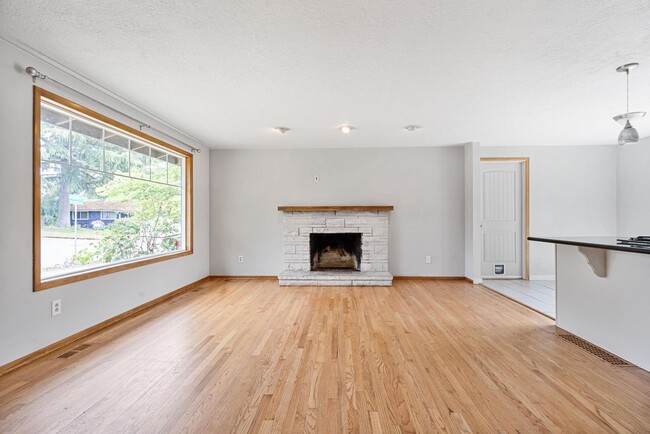 Building Photo - Beautiful, remodeled 3-bdrm/2-bath tri-lev...