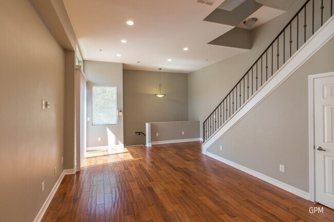 Building Photo - Luxury Town-Home in Prime Location!