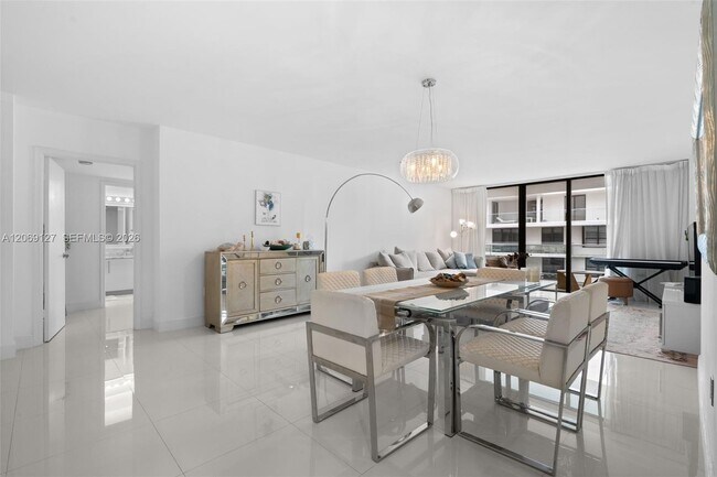Foto del edificio - 9801 Collins Ave