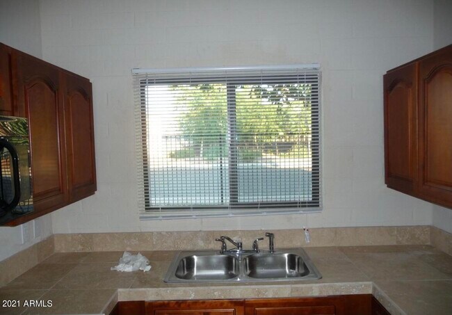 Building Photo - 7110 N 68th Ave