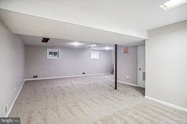 Building Photo - 20 Clearwater Ct