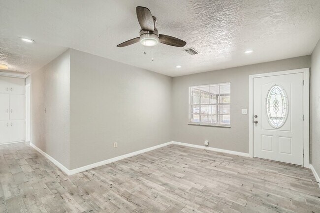 Building Photo - 7001 Onyx Drive N, St. Petersburg, FL, 33702