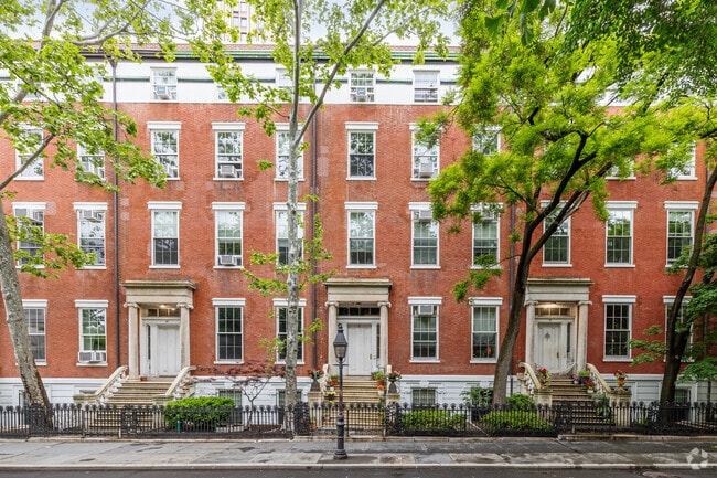 Front view - 7-13 Washington Sq