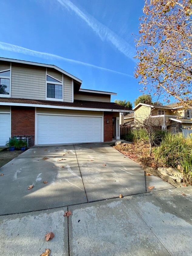 Foto principal - Three Bedroom, 2.5 Bath - Thousand Oaks