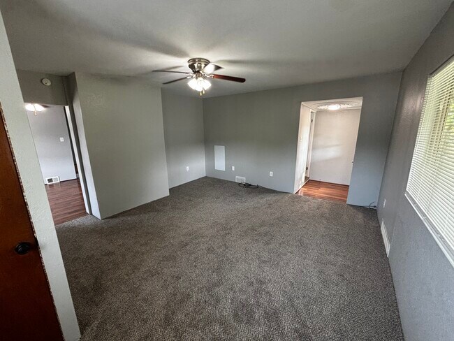 Foto del edificio - 1461 Collier Ave