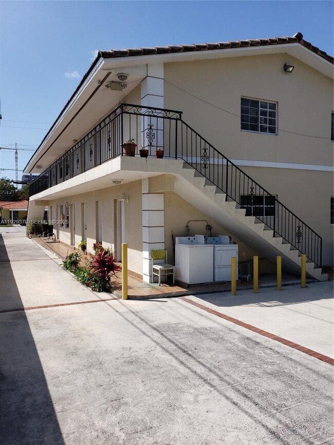 Building Photo - 2725 SW 25th St