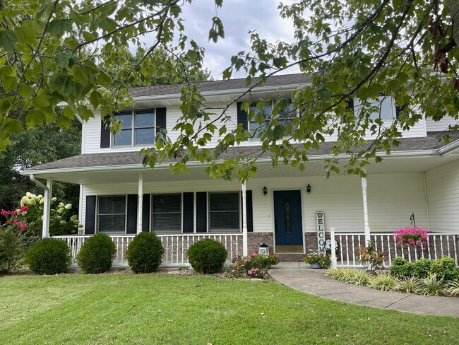 Building Photo - Beautiful family home in Great Neighborhood