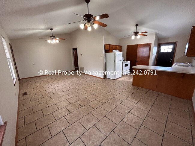 Building Photo - $1120 MOVE-IN SPECIAL! Super cute newly re...