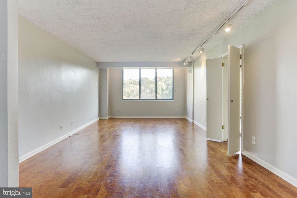 Foto principal - 5225 Pooks Hill Rd