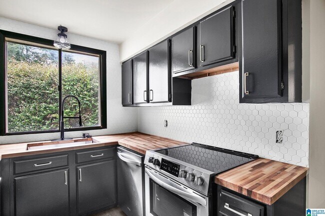 Foto del edificio - 203 Running Brook Rd