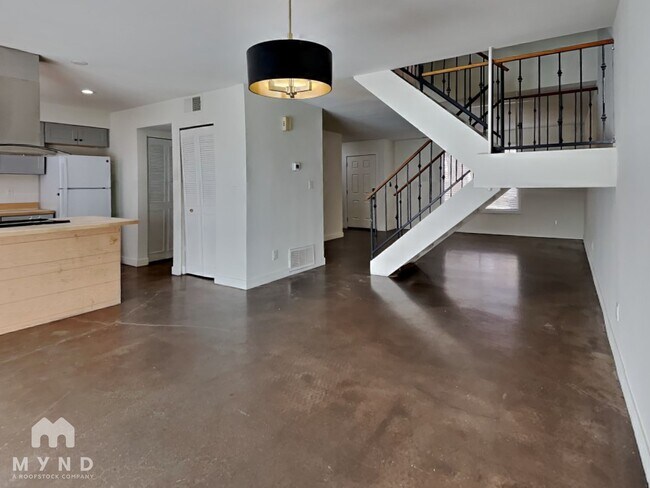 Building Photo - 4440 W Solano Dr N