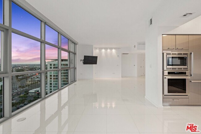 Foto del edificio - 13700 Marina Pointe Dr