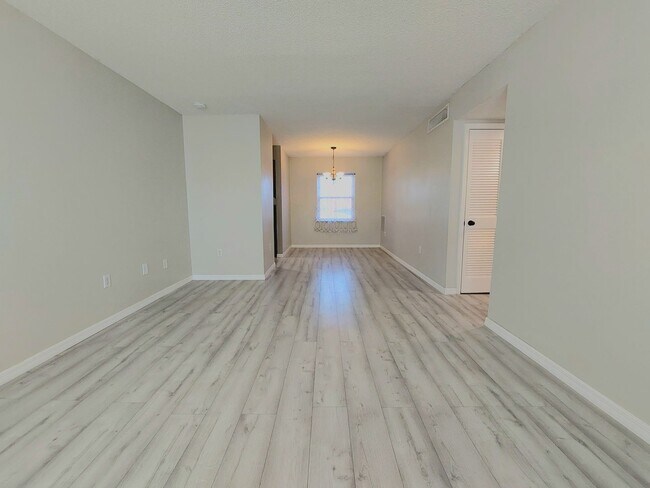 Foto del edificio - Beautiful 2 Bedroom, 1 Bathroom Condo in the Lake Bentley Shores Community of Lakeland