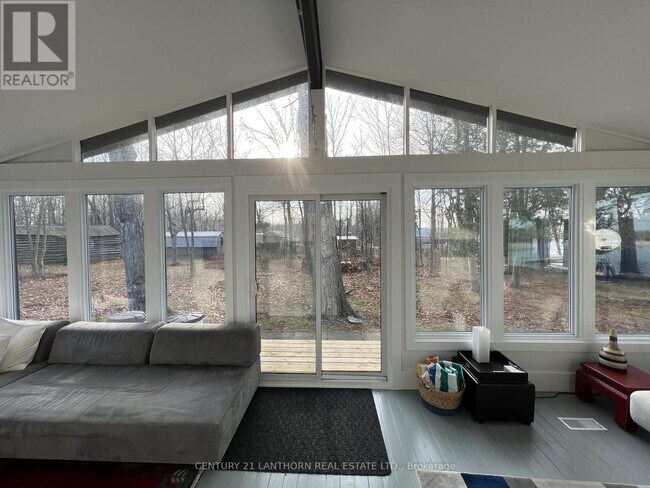 Photo du bâtiment - 240 Salmon Point Rd