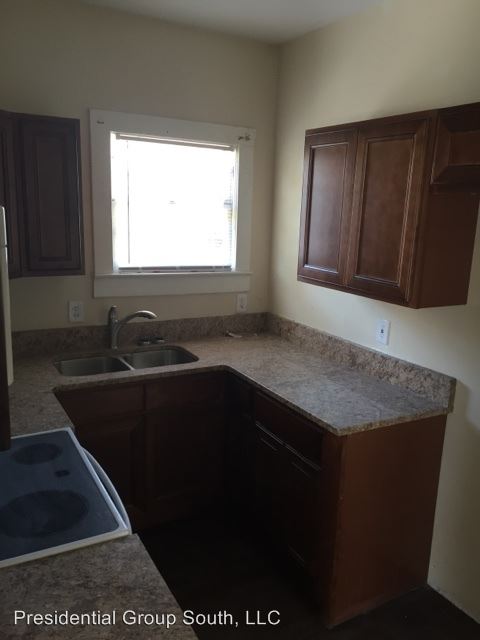 Building Photo - 806 Bentley St