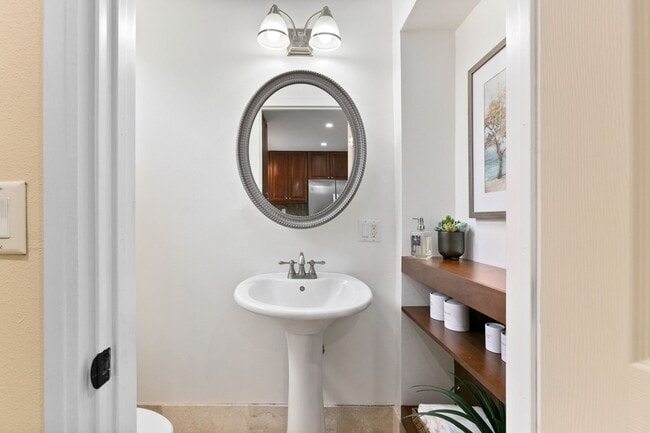 Building Photo - Kahala Tropic Gardens 2 bed 1.5 bath Fully Remodeled Condo