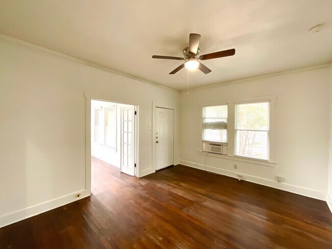 Foto del edificio - *MOVE IN SPECIAL* 1 Bedroom 1 Bath with Original Hardwood Flooring!