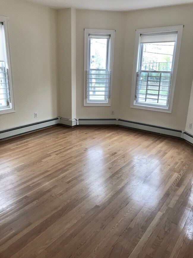 Building Photo - 14 Schiller St