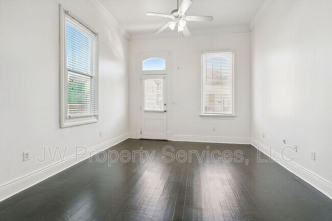 Building Photo - 1030-1032 Piety St