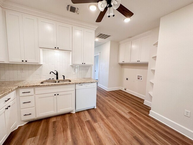Foto del edificio - Beautiful Downtown 3 bedroom home