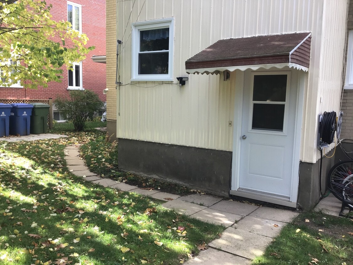 Entrée privée arrière - 883 Rue Paradis