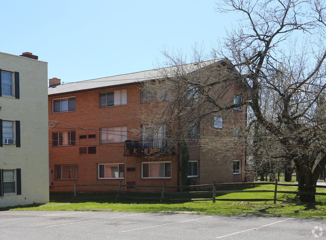 Building Photo - Lilac Gardens