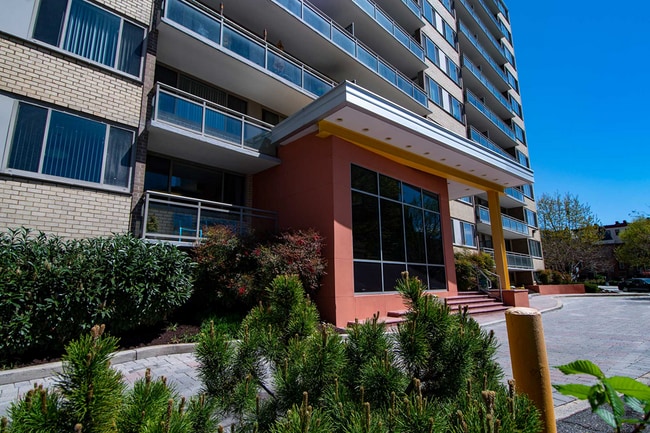 2112 New Hampshire Ave Building Entry 01 - 2112 New Hampshire Avenue Apartments