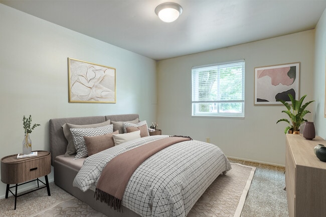Bedroom - Richmond Hills Apartments