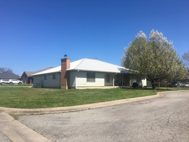 Building Photo - 3215 Ellen Dr