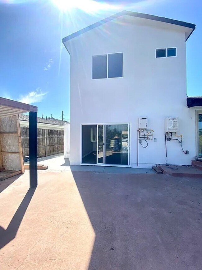 Building Photo - 4 Bed 2 Bath House on Dorothy Way - Prime Location With POOL!!! (Lease out, pending signatures. C...