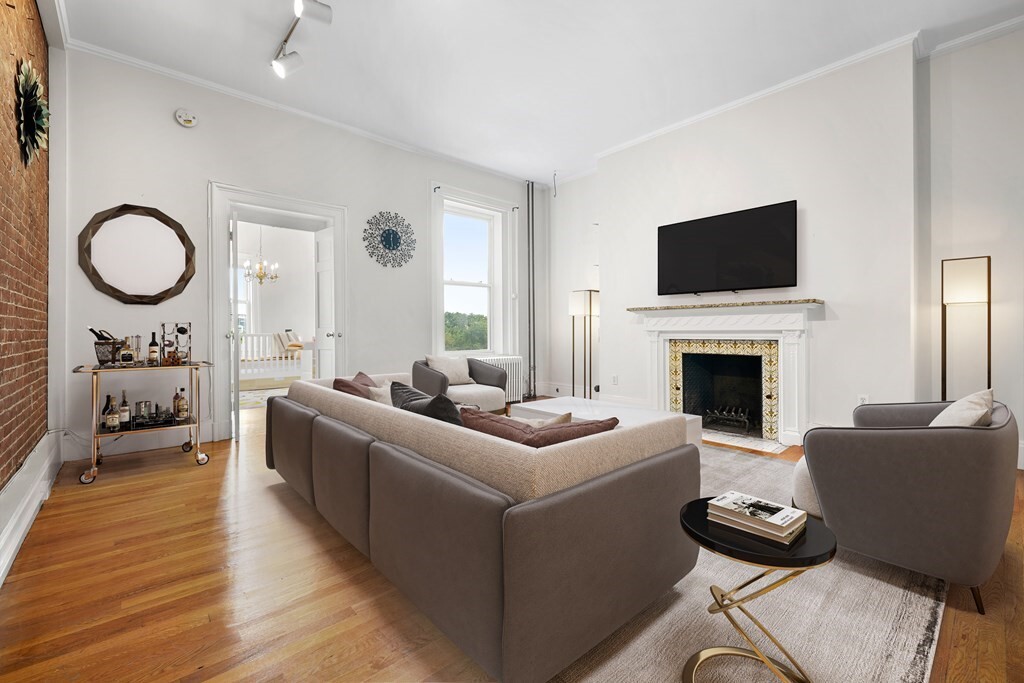 Primary Photo - 232 Beacon St