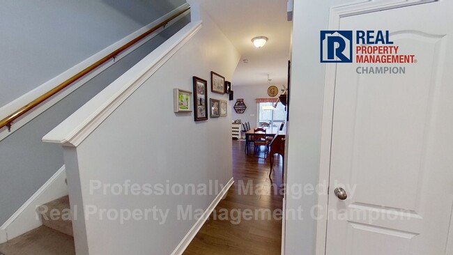 Building Photo - Spacious Executive Home on Friendly Cul-de...