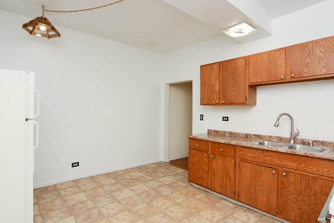 Building Photo - 3147 W Medill Ave