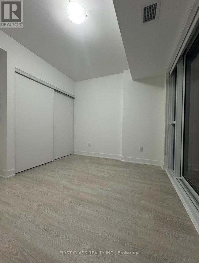 Photo du bâtiment - 2545-2545 Simcoe St N