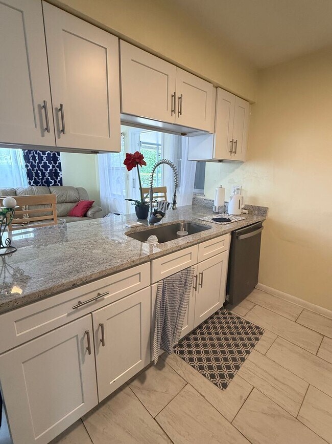 Foto del edificio - Beautifully Remodeled and updated Longwood beauty!  Call SHEILA C 407-687-7900