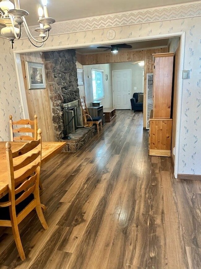 Building Photo - 3Bd 1Ba home available for a longterm lease!  Call and inquire today!