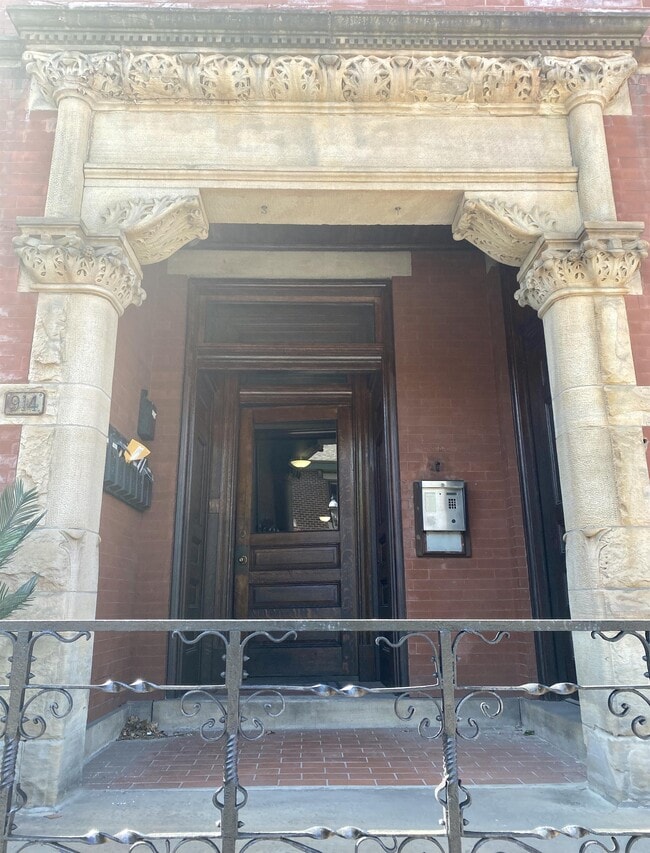 Building Photo - 914 Western Ave