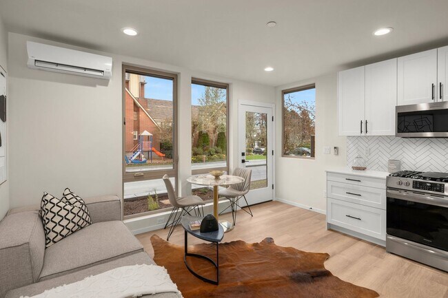 Building Photo - 1 Year old Townhouse Capitol HIll