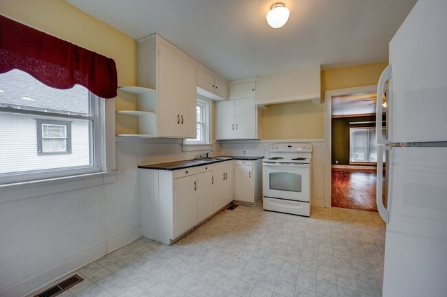 Building Photo - FREE MONTH RENT! Freshly Updated 3 Bedroom House