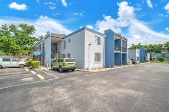 Building Photo - 160 SW 30th Ave