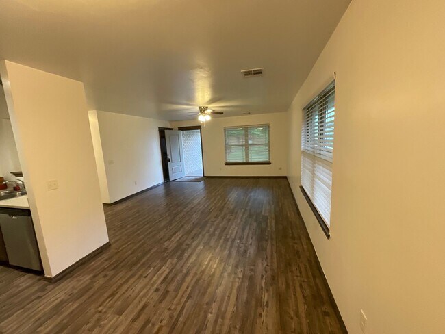 Foto del edificio - 3 Bed, 2 Bath, 2 Car Garage