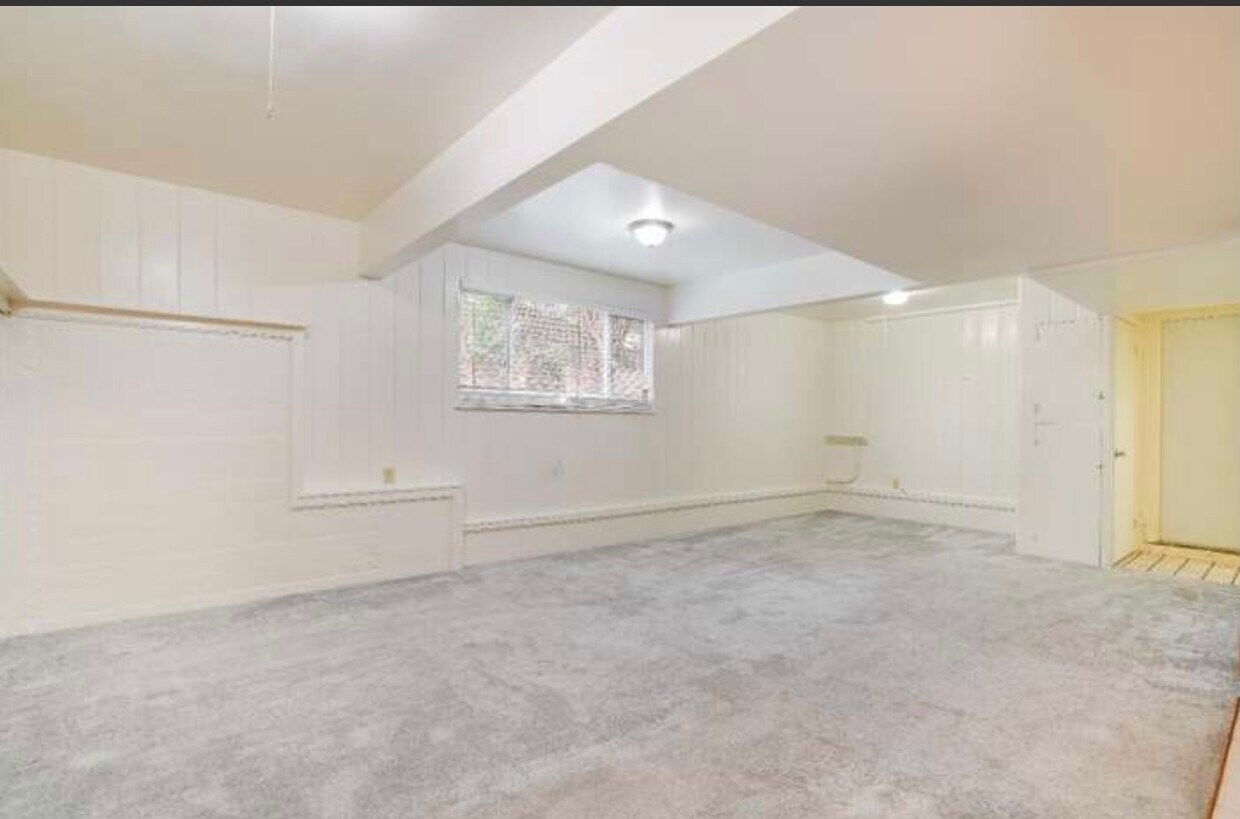 Building Photo - 2300 Evergreen Dr