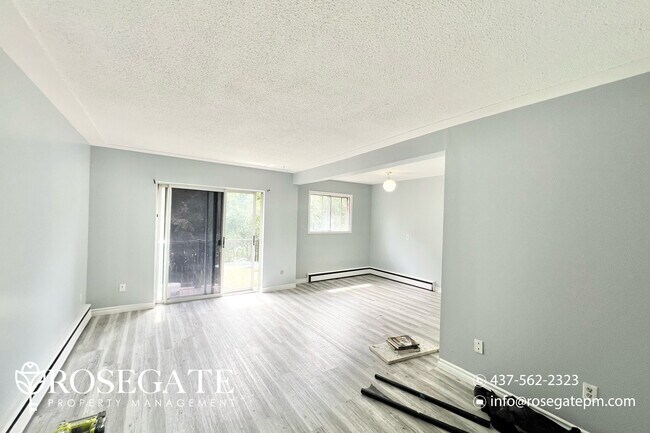 Photo du bâtiment - Newly Renovated 3-Bedroom Apartment in Kit...